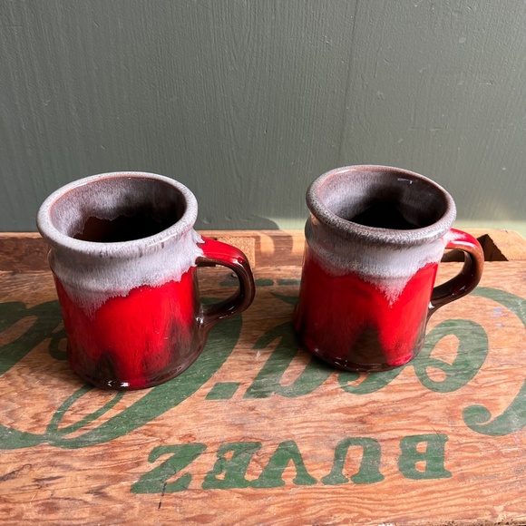Vintage Canadiana Pottery Mug Set of Two - Picture 3 of 6